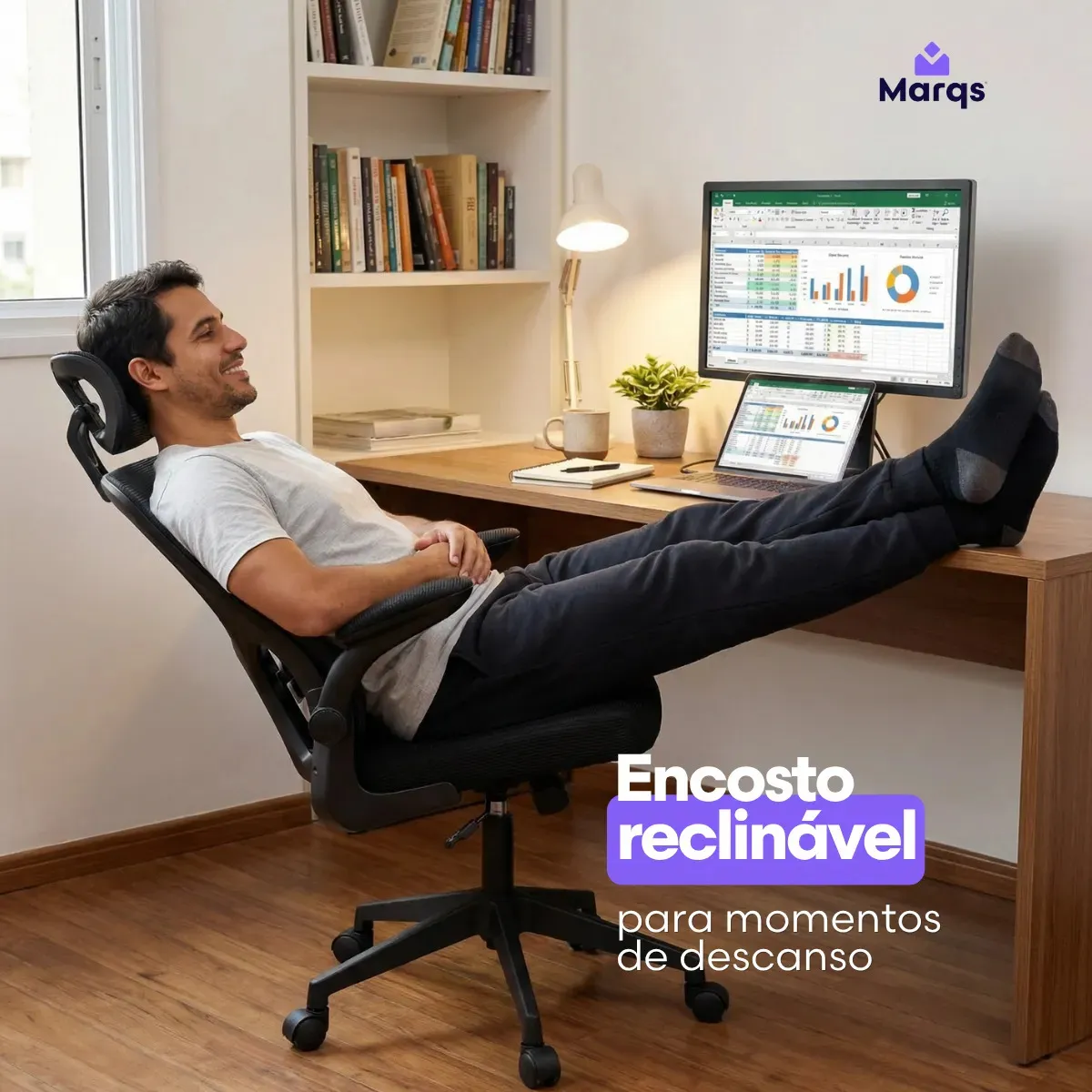 Homem utilizando a função de reclinação do encosto da Cadeira Arcanis